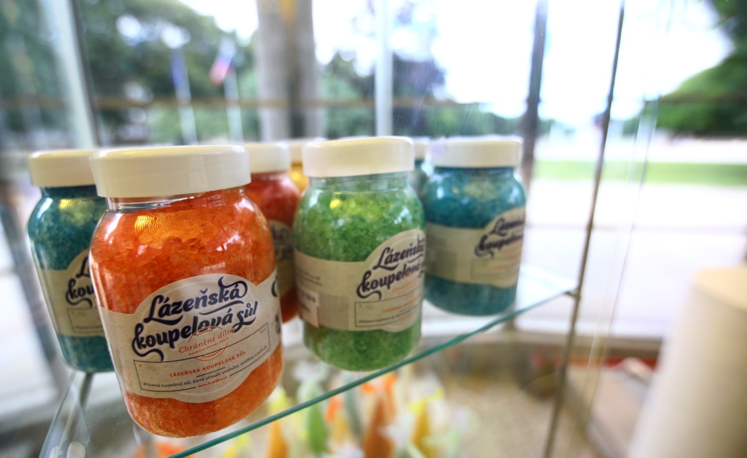 Na prodej jsou různé koupelnové soli.