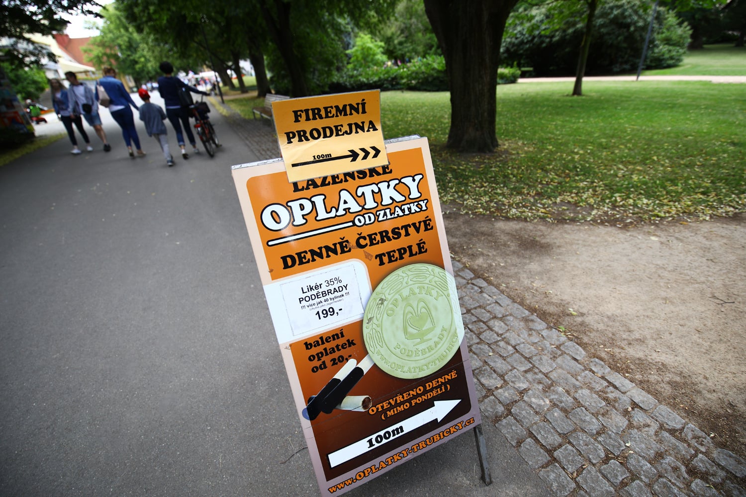 Teplé lázeňské oplatky na promenádě, jedno z lákadel.