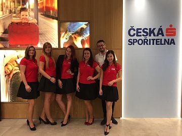 Nová pobočka České spořitelny na hlavním nádraží v Praze. Třetí zleva vedoucí pobočky (promo bankéřka senior) Magdaléna Vernerová (14. 11. 2016)