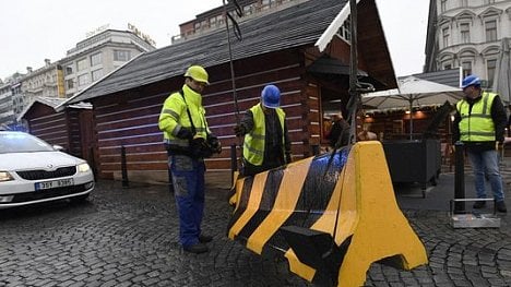 Náhledový obrázek - Ochrana velikonočních trhů: Praha navezla na Václavské náměstí protiteroristické zábrany