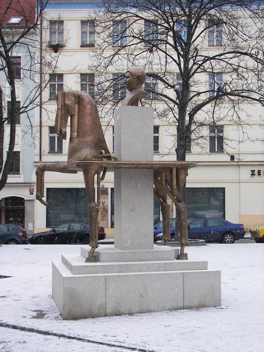 Socha Jaroslava Haška od Karla Nepraše a Karolíny Neprašové