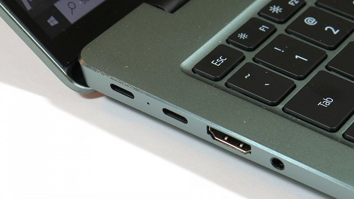 HDMI, 2× USB-C (v nejvyšší konfiguraci je tu i Thunderbolt)