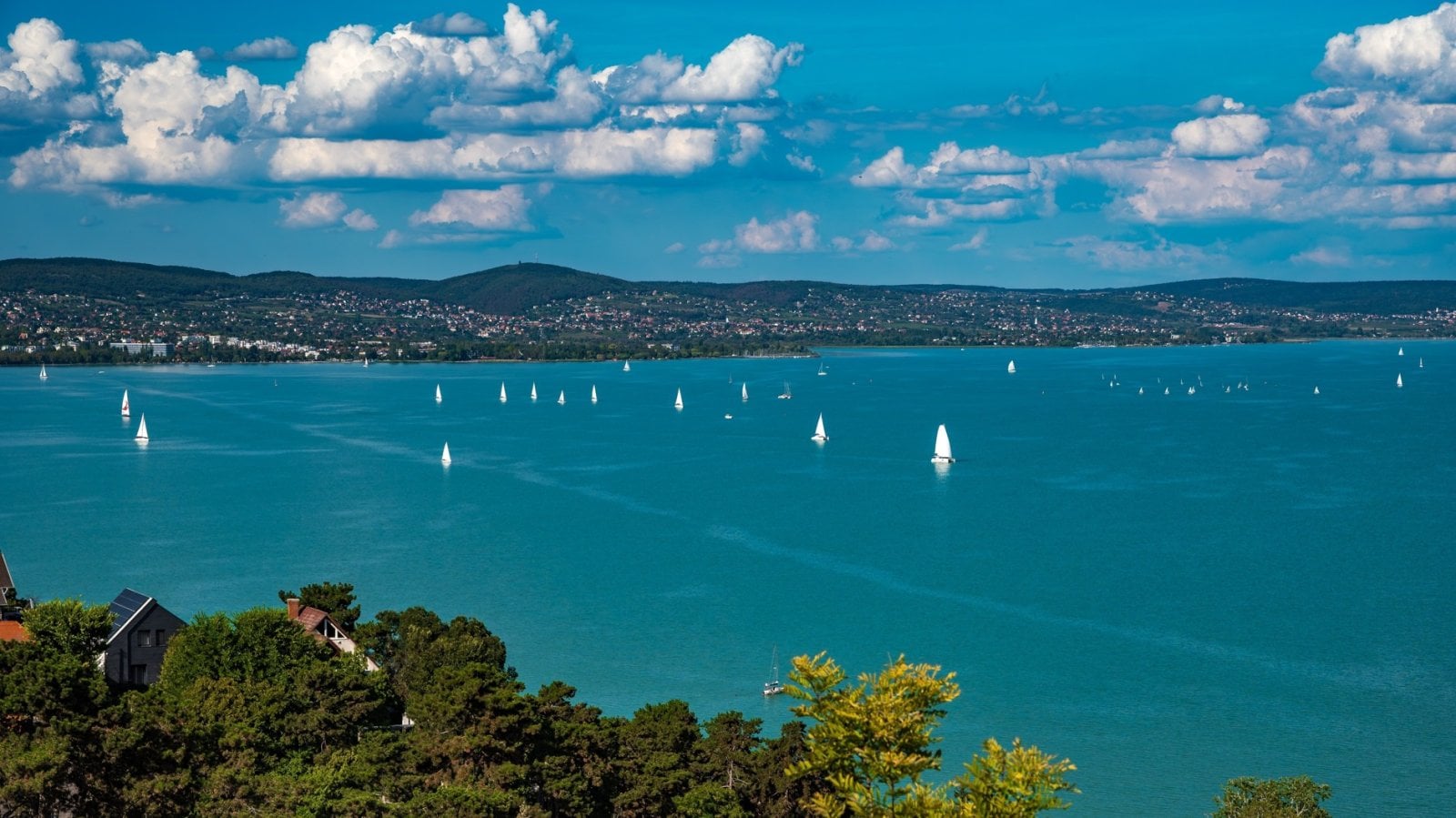 Výhled na Balaton s plachetnicemi z opatství v Tihany