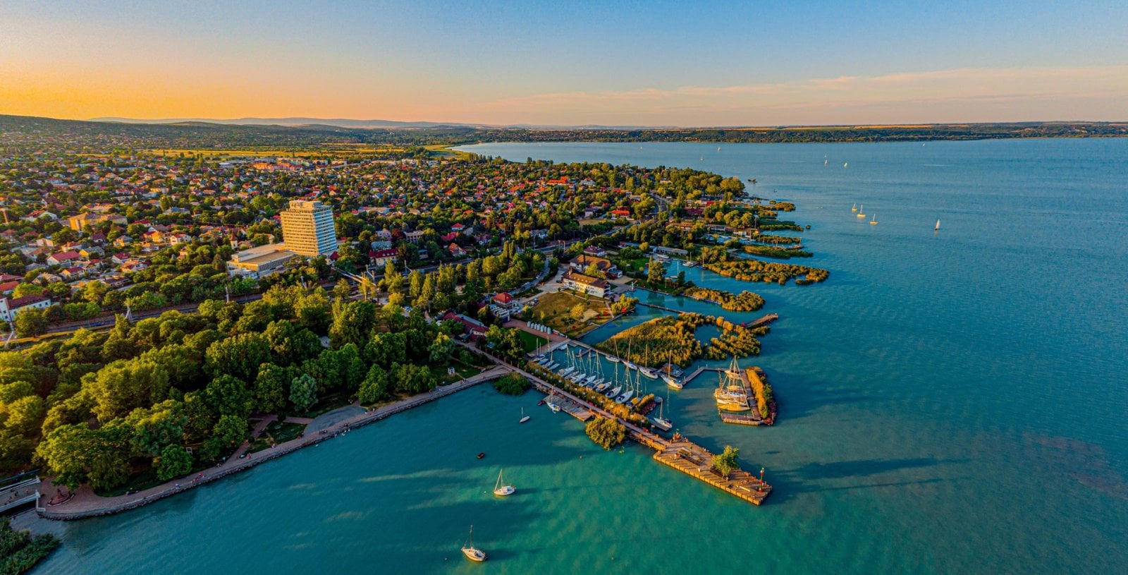 Letecký pohled na přístav Balatonfüred na břehu jezera Balaton