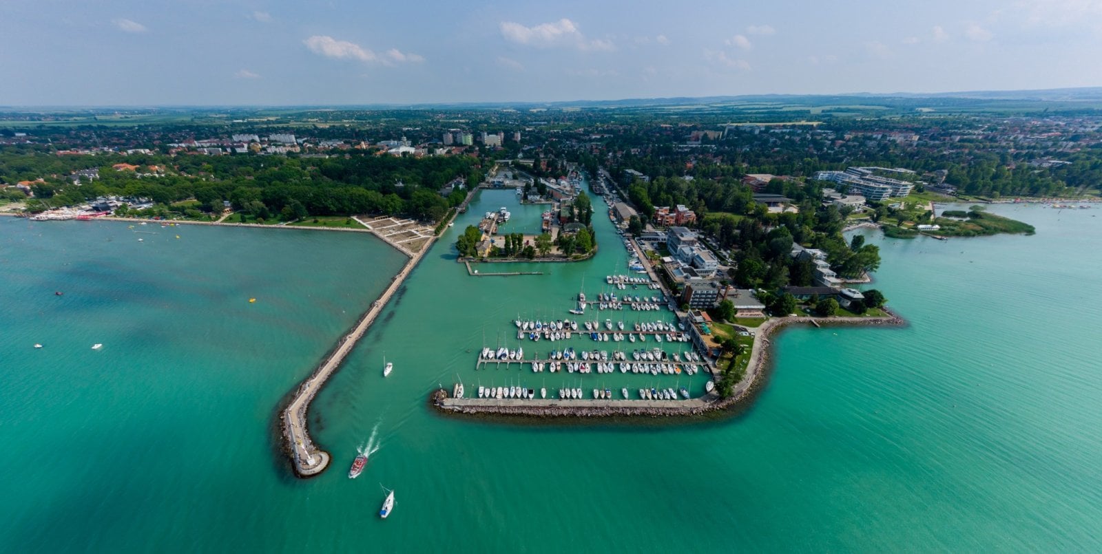 Letecký pohled na přístav Siófok na břehu Balatonu