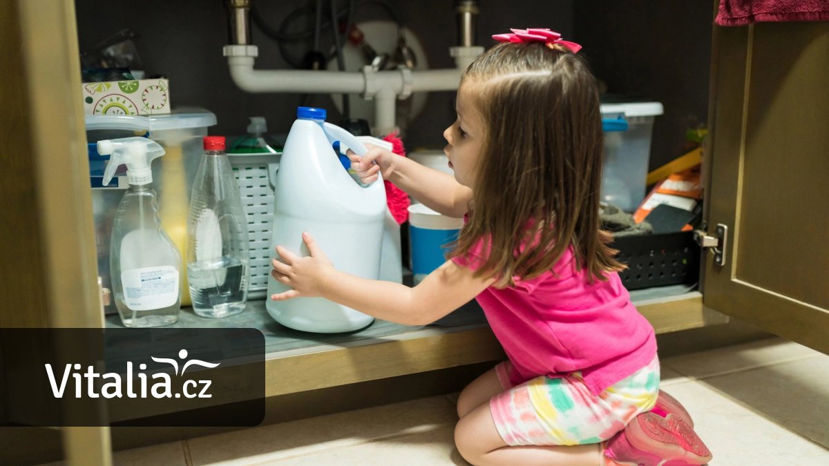 Hned pít vodu, žádné zvracení. Lékař popisuje první pomoc při spolknutí louhu či kyseliny
