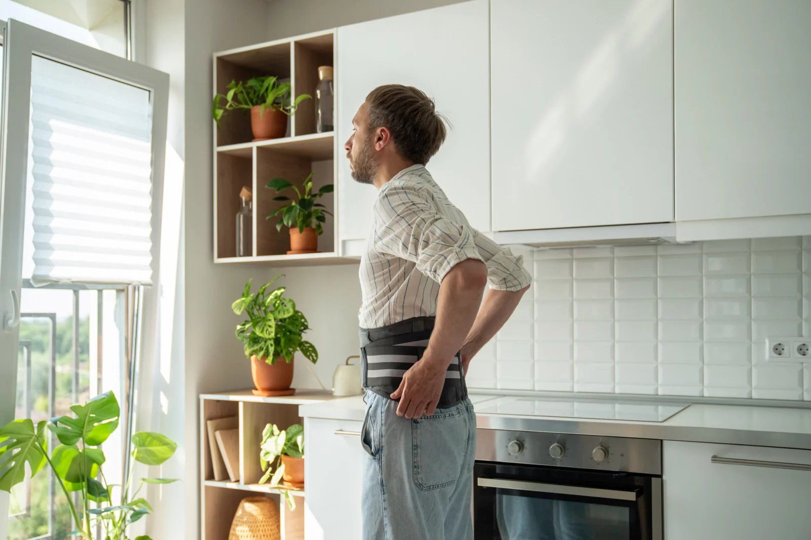 Mezi typické symptomy osteochondrózy patří zejména bolest v zasažené oblasti, nejčastěji po fyzické aktivitě a blízko konkrétního kloubu. Výjimkou ovšem není ani slabost v kloubech, svalová slabost či vznik otoků.