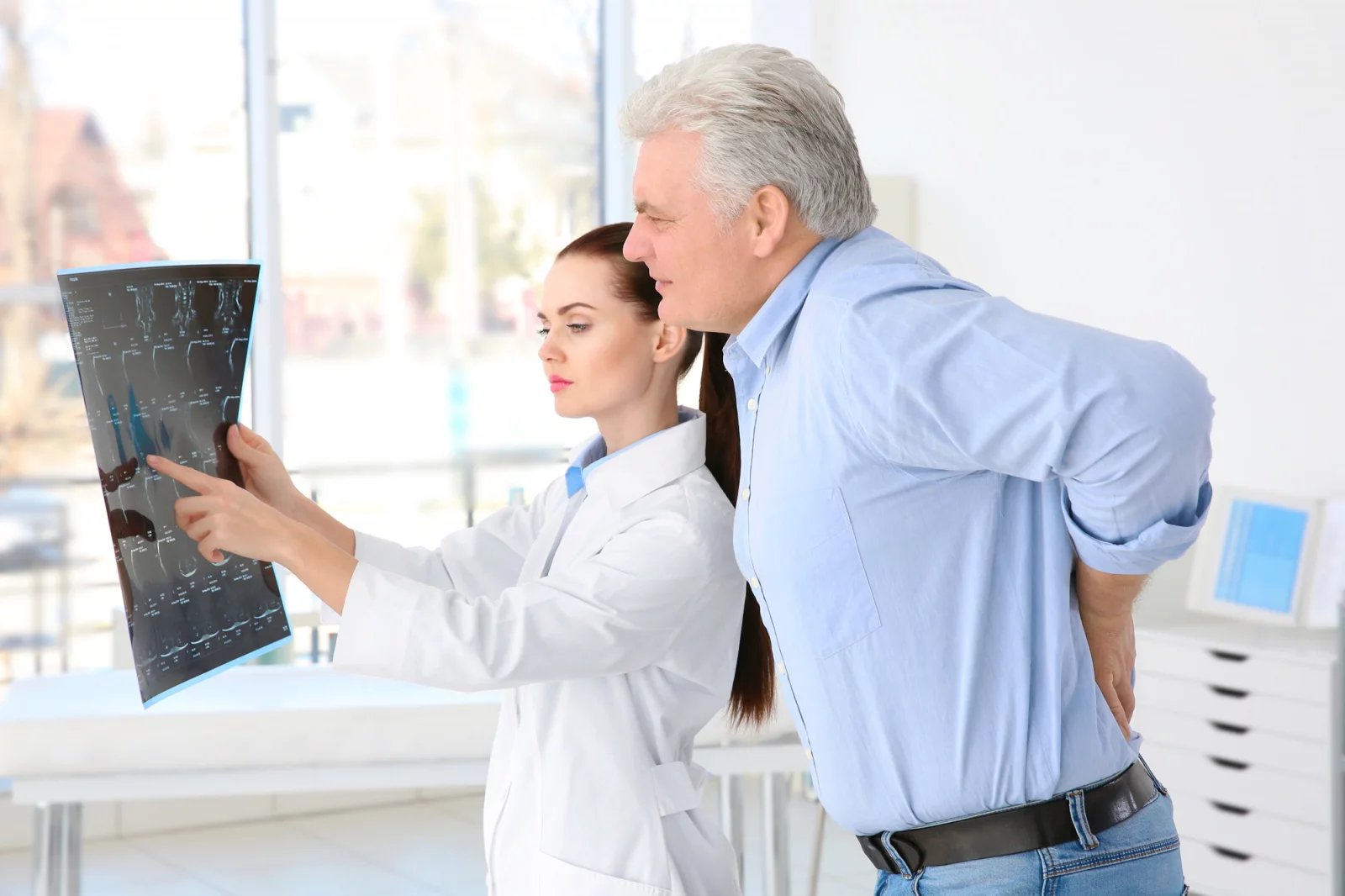 Lékaři doposud neví, co přesně osteochondrózu způsobuje, na jejím rozvoji se však mohou podílet různé faktory. Spadá sem třeba nedostatek pohybu, genetické předpoklady, úrazy, infekční choroby, rychlý růst nebo přílišná zátěž.