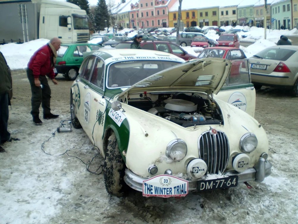 Jaguary všech typových řad se dnes pravidelně účastní delších či kratších závodů historiků. Tento snímek ukazuje Mk2 nizozemské posádky během etapové přestávky (Winter Trial 2010)