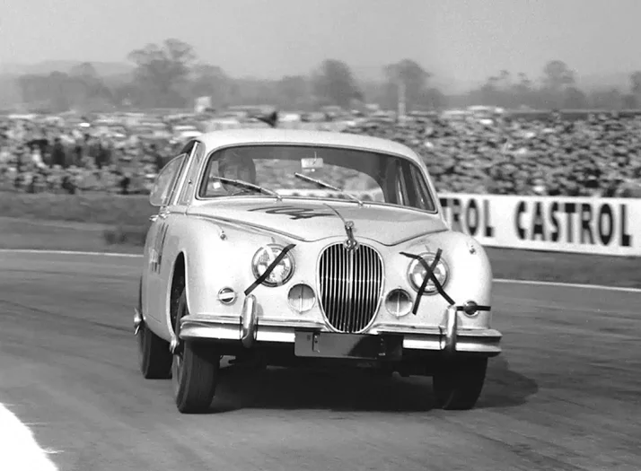 Za volantem pravořízeného Mk2 Jack Sears: vozy značky Jaguar doplňovaly startovní pole všech významných rally a okruhových podniků