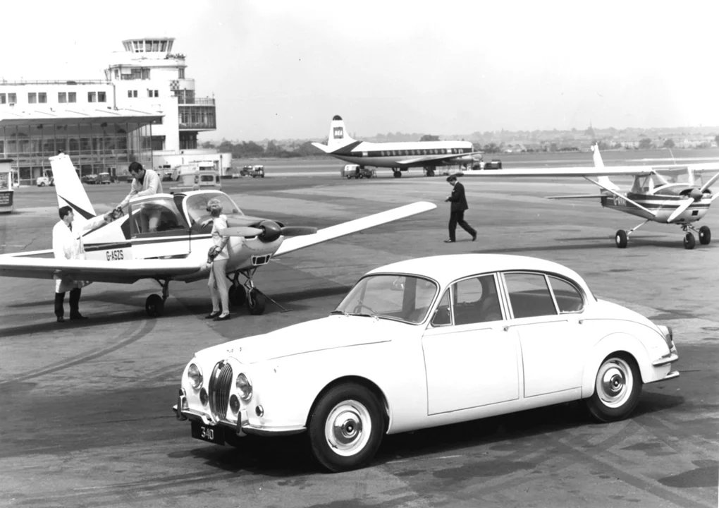 Obvyklým prostředím propagačních fotografů bylo letiště. Nevyhýbal se mu Mercedes-Benz, Opel, Ford a ani Jaguar