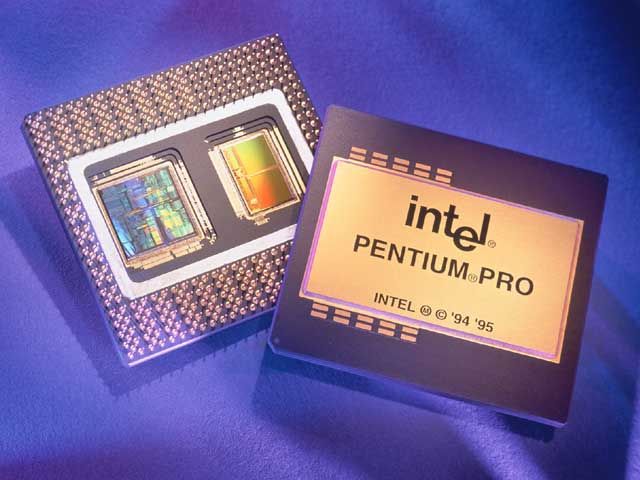 Pentium Pro (čip vpravo je externí L2 cache). Na krytu je původní logo firmy, nová verze s oválem okolo je až z roku 2006