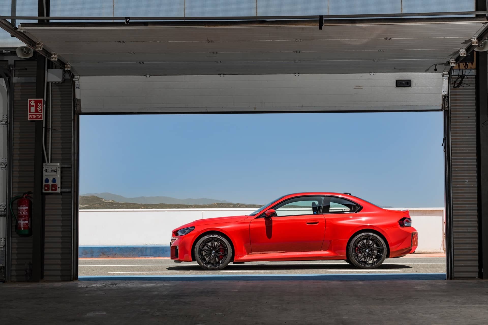 bmw-m2-nab-z-pln-v-e-co-maj-fanou-ci-klasick-ch-sportovn-ch-aut