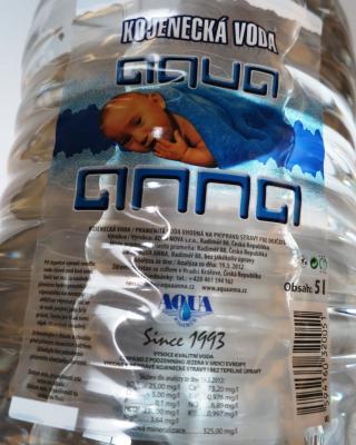 Aqua Anna kojenecká voda neperlivá. Kategorie: Nebezpečné potraviny. Nevyhovující parametr: pach, nepolární extrahovatelné látky (NEL), chlor. V kojenecké vodě byl zjištěn zápach po chlóru a laboratorně byla potvrzena přítomnost chlóru a nadlimitní množství nepolárních extrahovatelných látek. Kojenecké vody nesmí být upravovány chlórem (do balených kojeneckých vod nesmí být přidány žádné jiné látky s výjimkou oxidu uhličitého). Výrobce: Aqua Nova s.r.o., Radiměř. Místo kontroly: Kaufland Česká republika v.o.s., Chrudim