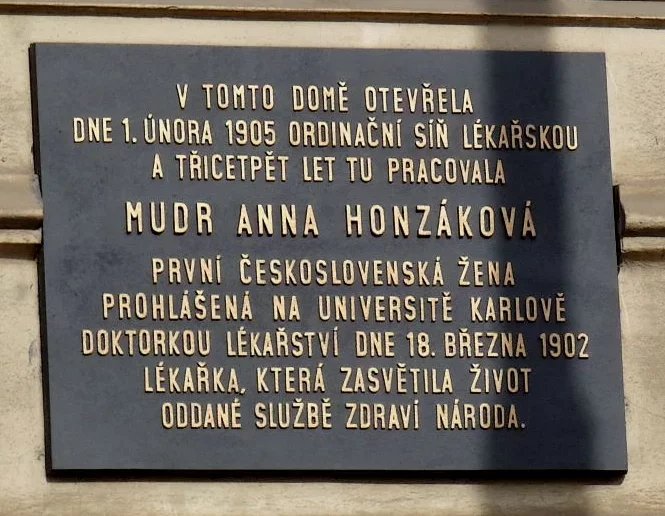 Pamětní deska, která připomíná působení lékařky Anny Honzákové v pražské ulici Na Moráni