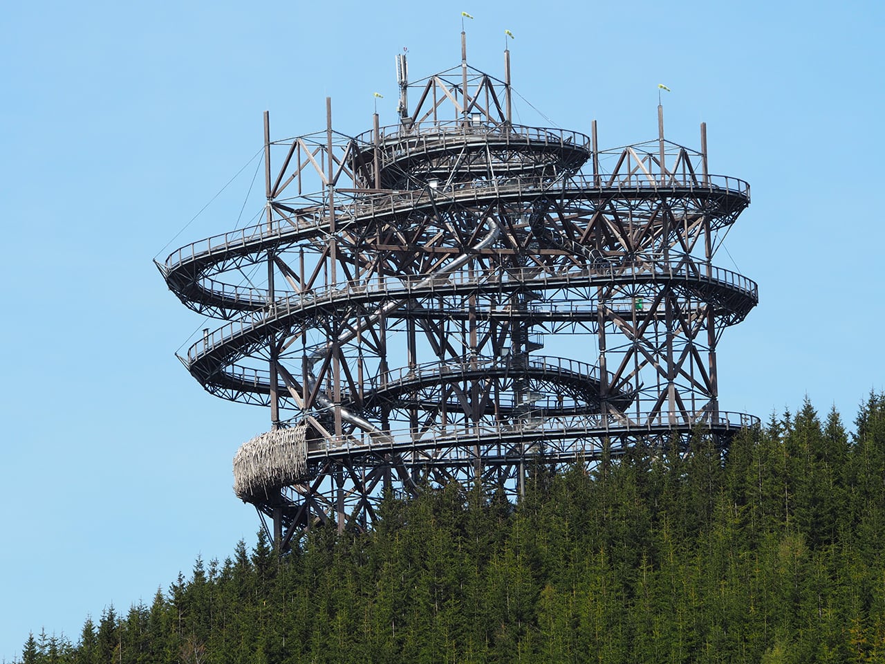 Stezka v oblacích se vypíná nad obcí Dolní Morava. Na první pohled nejsou antény vidět.