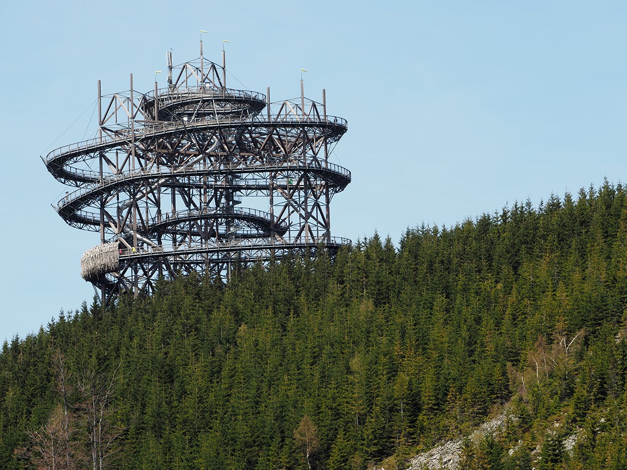 Stezka v oblacích se vypíná nad obcí Dolní Morava. Na první pohled nejsou antény vidět.