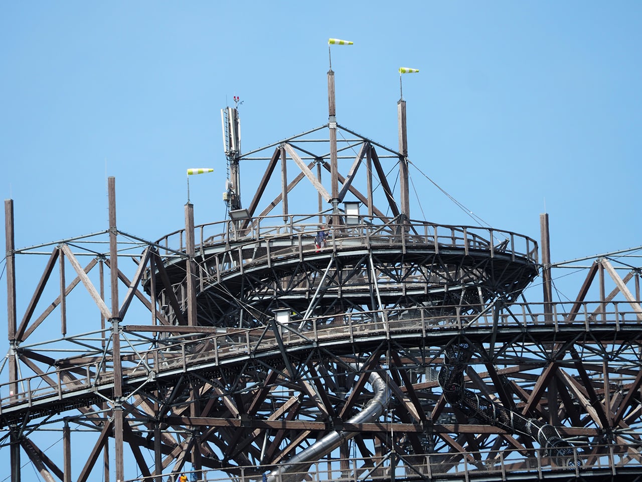 Stezka v oblacích se vypíná nad obcí Dolní Morava. Na první pohled nejsou antény vidět.