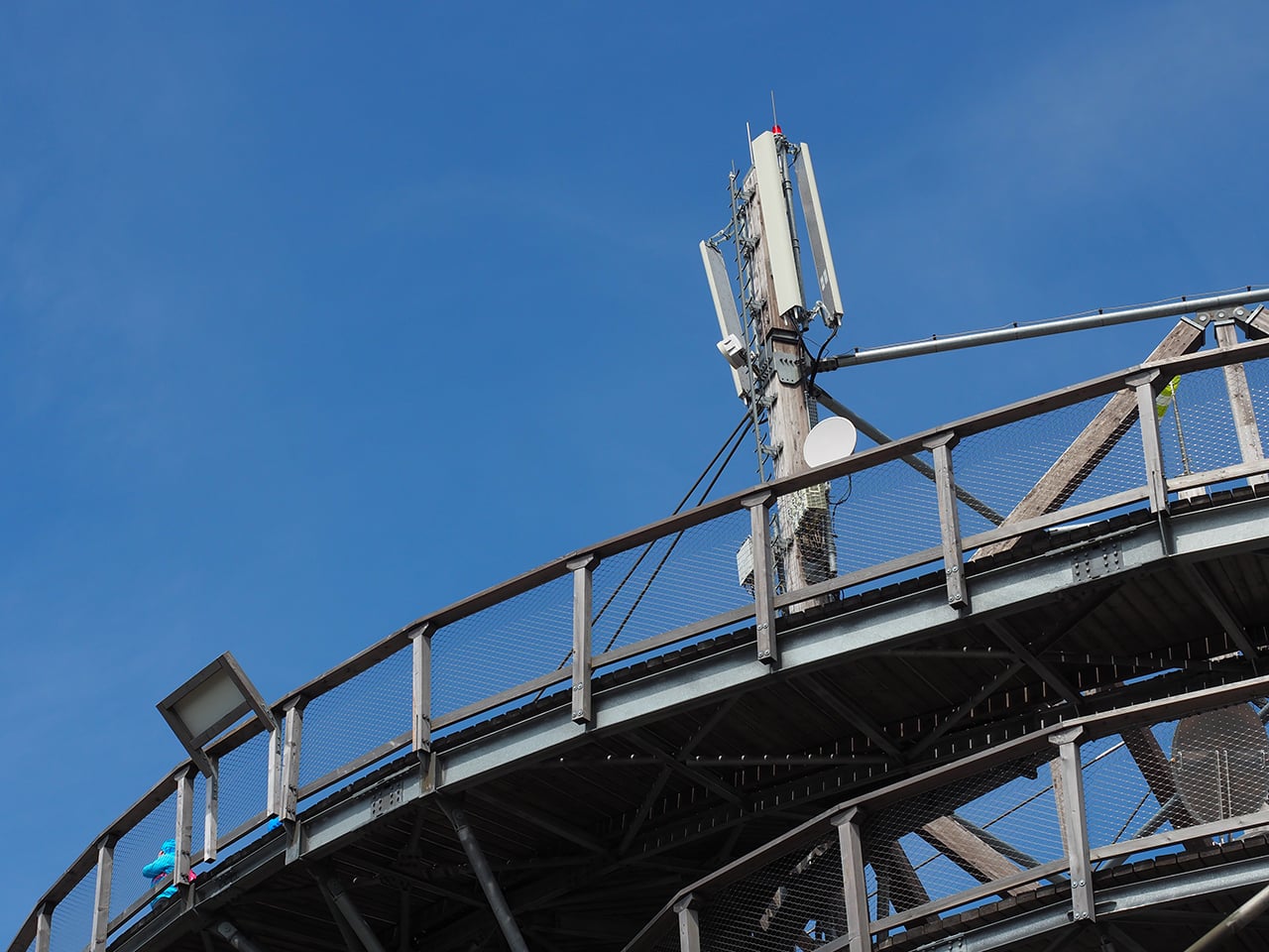 Stezka v oblacích se vypíná nad obcí Dolní Morava. Na první pohled nejsou antény vidět.