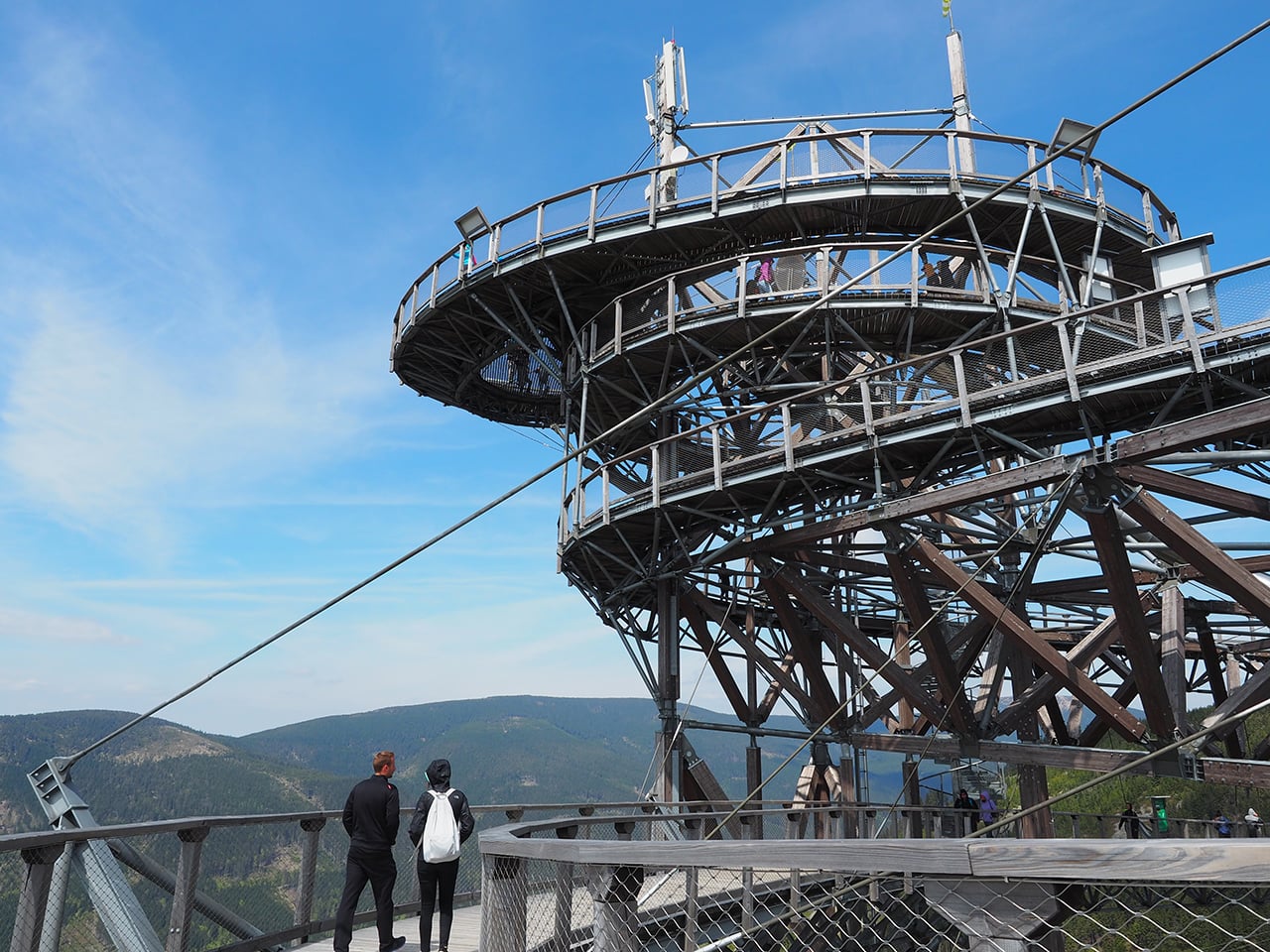 Stezka v oblacích se vypíná nad obcí Dolní Morava. Na první pohled nejsou antény vidět.