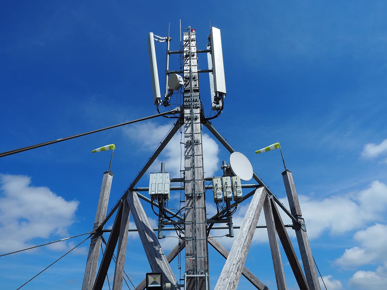 Stezka v oblacích se vypíná nad obcí Dolní Morava. Na první pohled nejsou antény vidět.