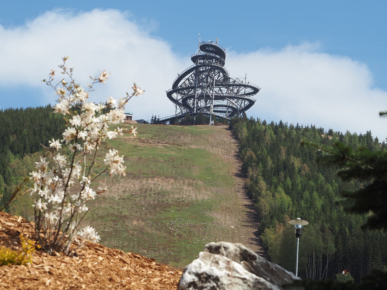 Stezka v oblacích se vypíná nad obcí Dolní Morava. Na první pohled nejsou antény vidět.