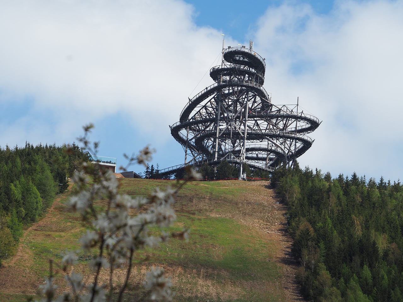 Stezka v oblacích se vypíná nad obcí Dolní Morava. Na první pohled nejsou antény vidět.