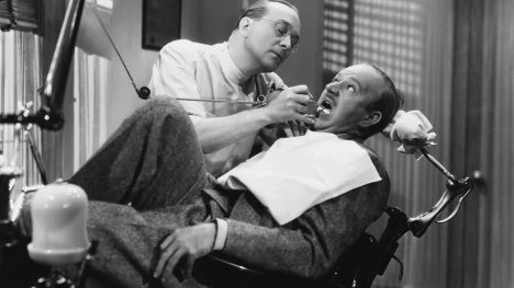 Návštěva zubaře za první republiky: šlapací vrtačka jako šicí stroj a dentista místo lékaře