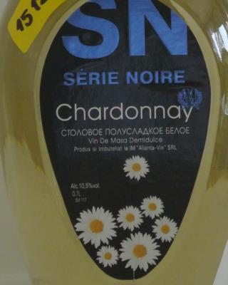 Chardonnay, polosladké bílé víno, Alk. 10,5% Obj. 

Ve víně byl zjištěn nepovolený přídavek syntetického glycerolu.
Glycerol je přirozenou součástí vína, ve kterém vzniká jako vedlejší produkt při kvašení. Množství glycerolu je závislé na použitých kvasinkách a na teplotě během kvašení. Jeho přítomnost vínu dodává hladkost a plnost. Přídavek syntetického glycerolu do vína není povolen.