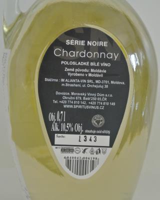 Chardonnay, polosladké bílé víno, Alk. 10,5% Obj. 

Ve víně byl zjištěn nepovolený přídavek syntetického glycerolu.
Glycerol je přirozenou součástí vína, ve kterém vzniká jako vedlejší produkt při kvašení. Množství glycerolu je závislé na použitých kvasinkách a na teplotě během kvašení. Jeho přítomnost vínu dodává hladkost a plnost. Přídavek syntetického glycerolu do vína není povolen.