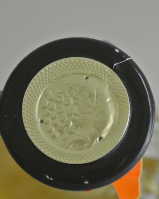 Chardonnay, polosladké bílé víno, Alk. 10,5% Obj. 

Ve víně byl zjištěn nepovolený přídavek syntetického glycerolu.
Glycerol je přirozenou součástí vína, ve kterém vzniká jako vedlejší produkt při kvašení. Množství glycerolu je závislé na použitých kvasinkách a na teplotě během kvašení. Jeho přítomnost vínu dodává hladkost a plnost. Přídavek syntetického glycerolu do vína není povolen.