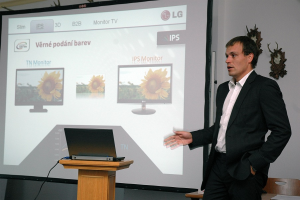 Pro fotografy LG dodává LED monitory s IPS panely, které Tomáš Hnilice doporučil ukazovat zákazníkům v přímém srovnání s TN pro poznání rozdílu. 