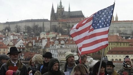 Náhledový obrázek - Škoda lásky, Goodbye Andrew! Lidé se rozloučili s Schapirem, ten nedorazil