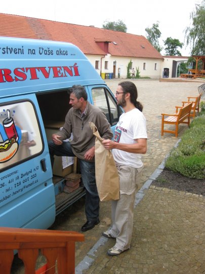 Přebírání zeleniny a ovoce od farmáře