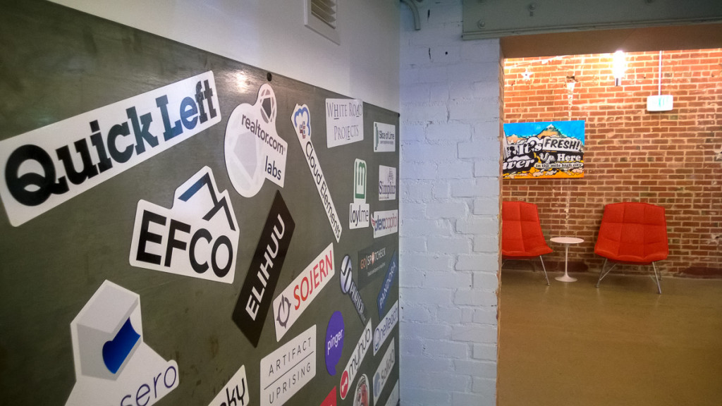 Seznam startupů v Galvanize Coffee se mění na magnetické tabuli.