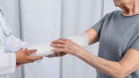 Při osteoporóze stačí ke zlomenině kosti málo, někdy třeba jen zakašlat