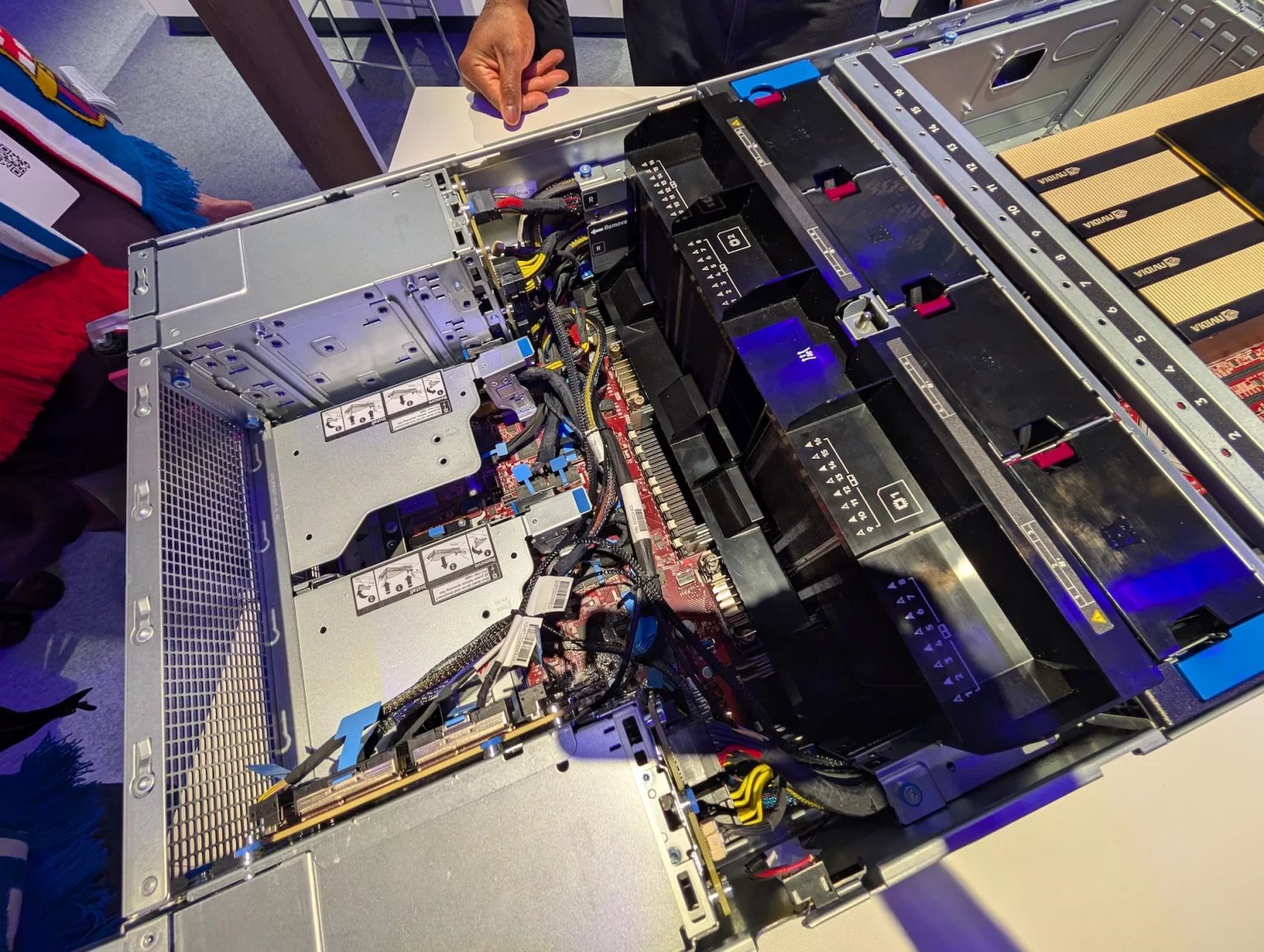 Server HPE ProLiant DL380a Gen12 s čipy Nvidia H200