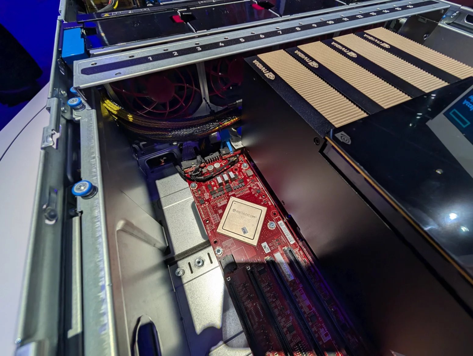 Server HPE ProLiant DL380a Gen12 s čipy Nvidia H200