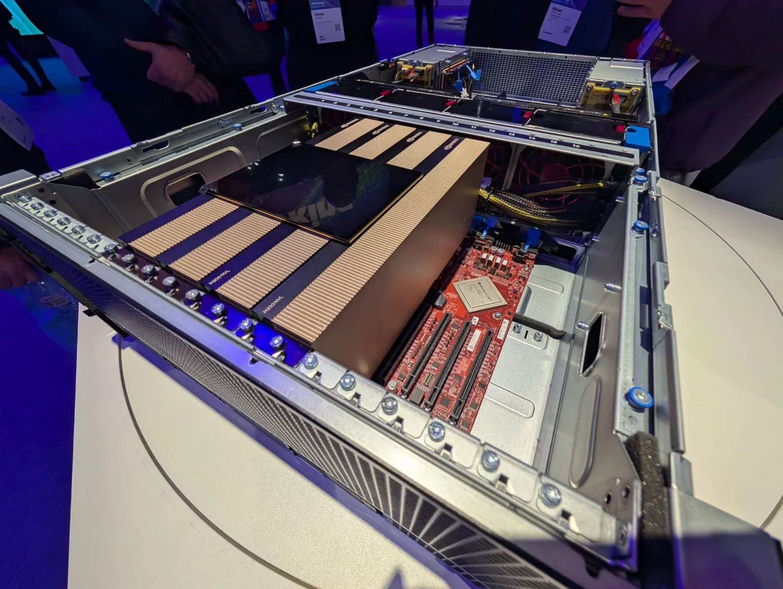 Server HPE ProLiant DL380a Gen12 s čipy Nvidia H200