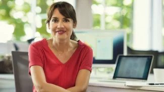 Krásná žena, zřejmě úřednice, sedící u počítace