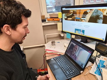 Aleš Zídka (vlevo) během rozhovoru s Daliborem Z. Chvátalem (na displeji notebooku vpravo) přes Microsoft Teams. (29. 01. 2021)