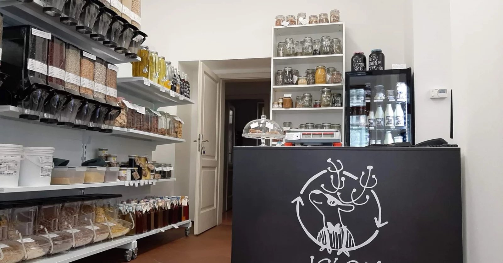 Bezobalový koloniál Jelen v pražských Nuslích