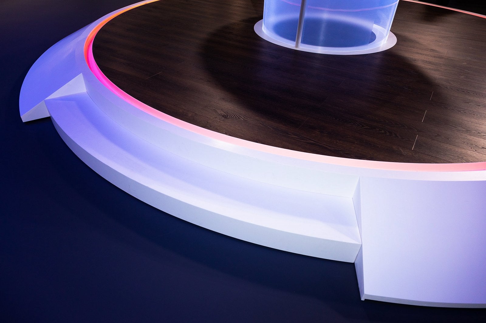 Za moderátorským stolem jsou v dekoraci skryté schůdky.