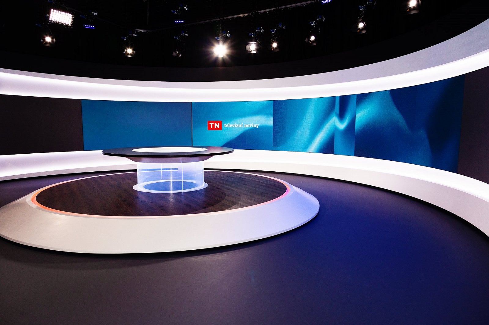 Design studia navrhla rakouská architektonická kancelář Veech × Veech. Od vybourání starých dekorací k vysílání z nového prostředí uběhly čtyři měsíce.