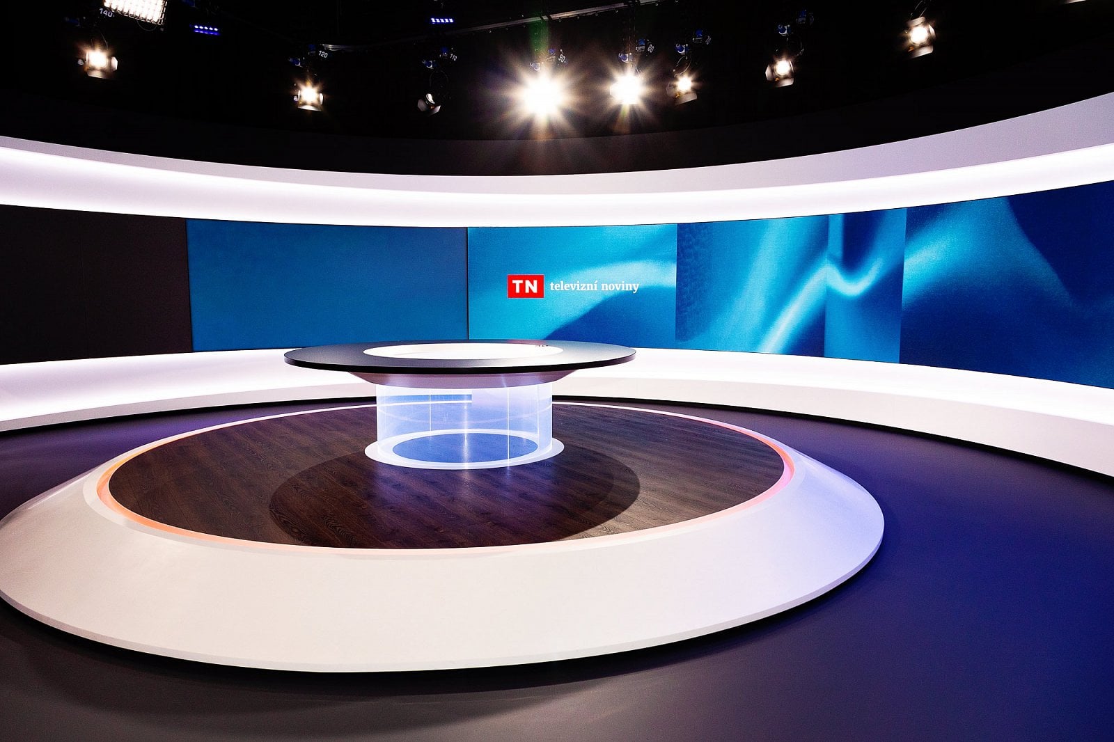 Po instalaci zobrazovacích stěn na nich několik dnů běžely naplno propagační smyčky výrobce, aby takzvaně „zahořely“ před usazením do finální pozice.