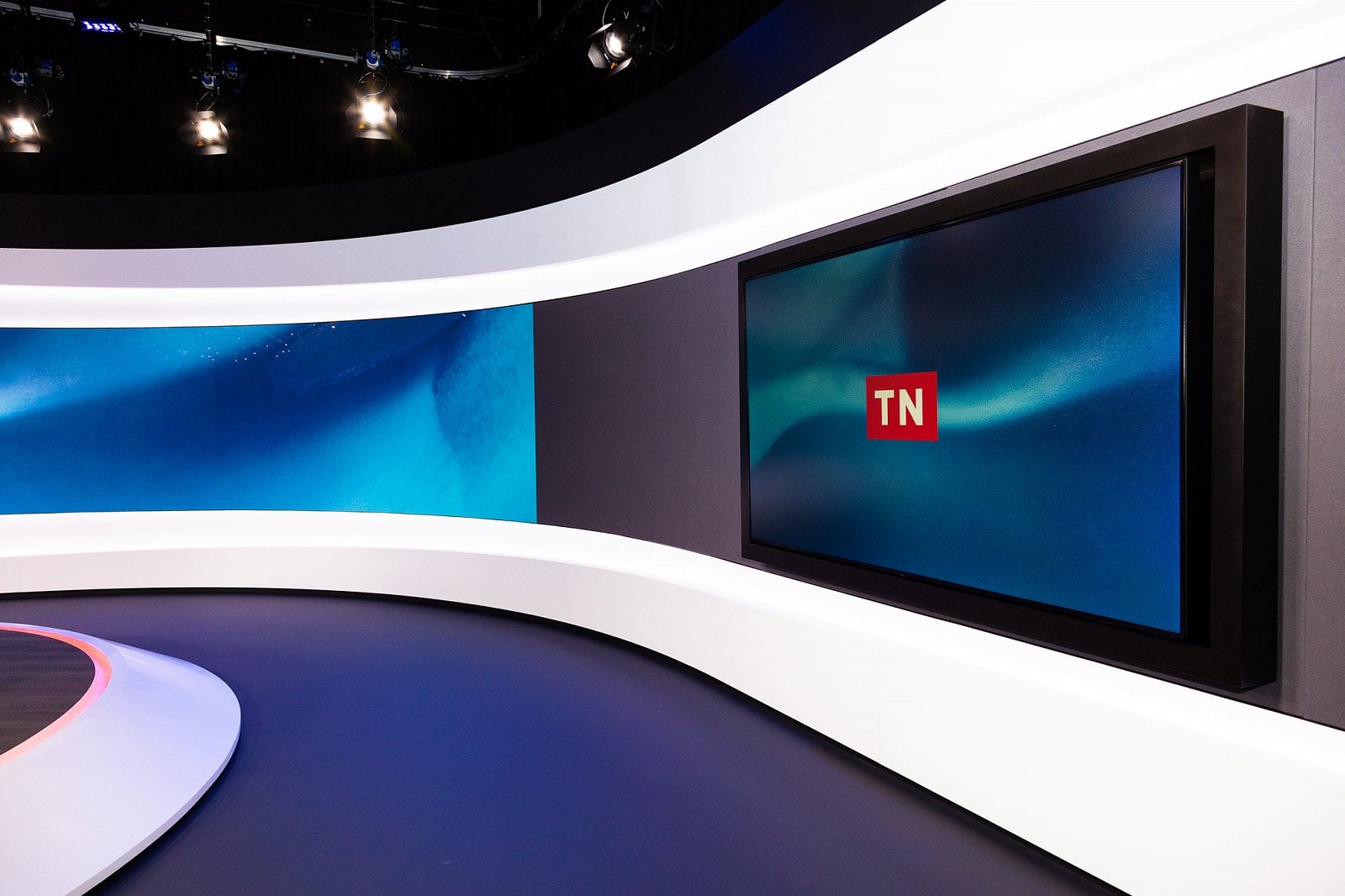 Zobrazovací stěny měly po instalaci tak jasný obraz, že se jejich nastavení muselo výrazně ztlumit, na jednotky procent původních hodnot.