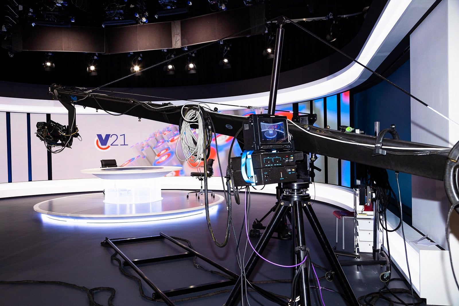 Celkový pohled na studio s kamerovým jeřábem.