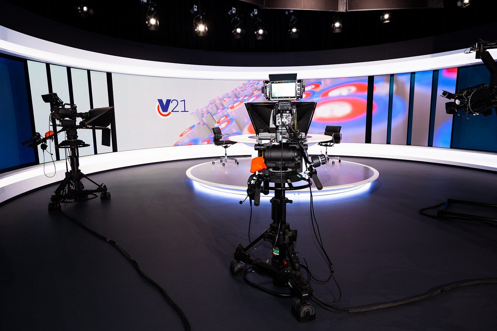 Architekti z Veech × Veech navrhovali také zpravodajská studia Al-Džazíry, rakouské ORF nebo bulharské BTV, připravili studio Red Bull v Salzburgu, teď pracují na studiu RTL.