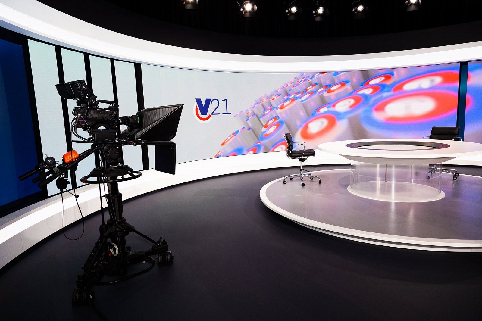 Na protilehlé straně studia je zázemí publicistických pořadů. Vysílají se odsud také předvolební debaty na webu TN.cz.