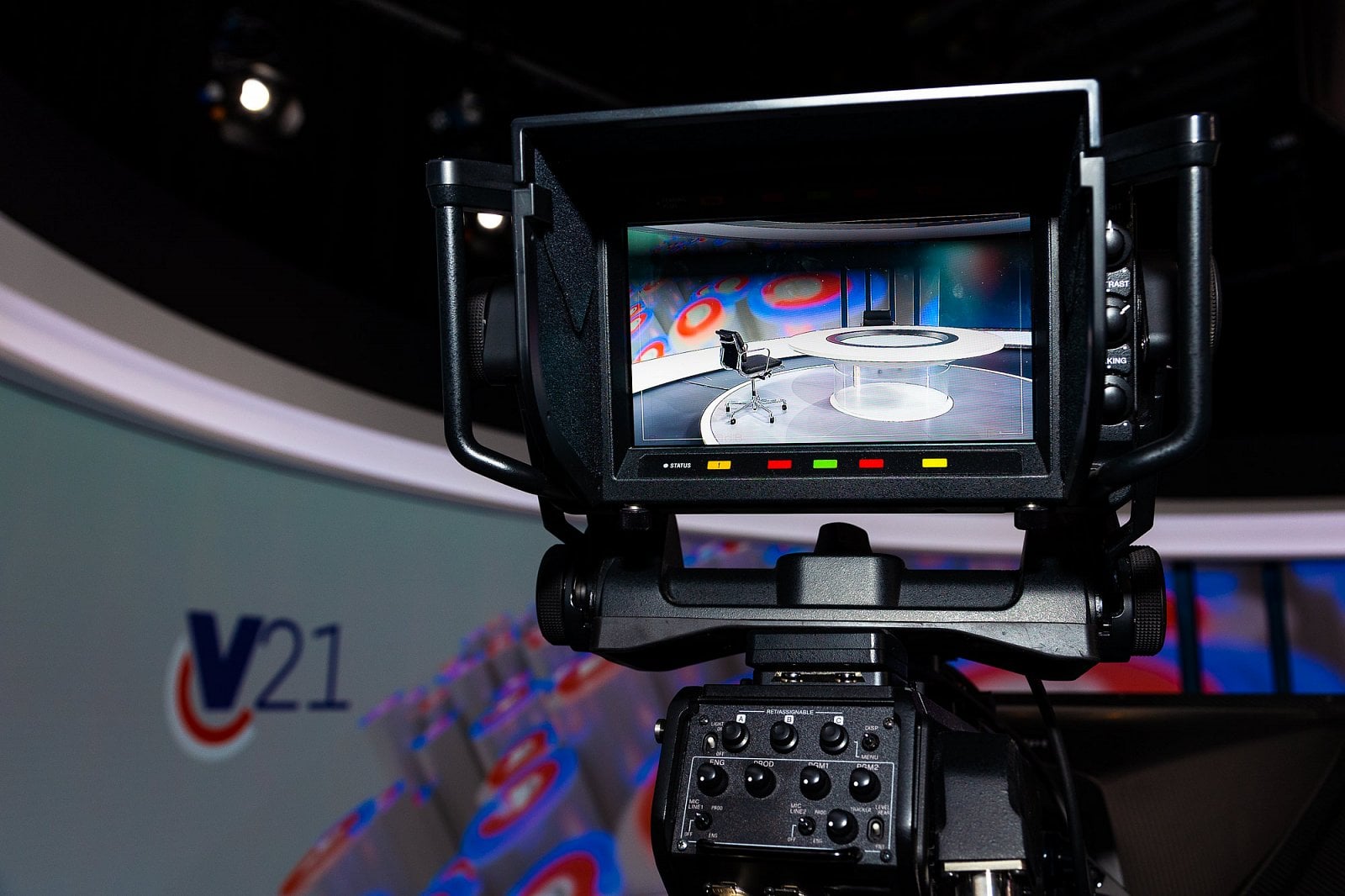 Oproti předchozímu studiu se výrazně změnilo nasvícení, místo teplých odstínů se používají studené.